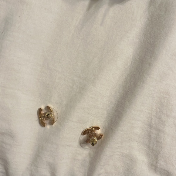 Chanel earrings comes with tags never worn - Picture 3 of 11